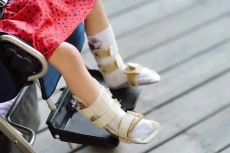 Инвалидная коляска для ребенка с ДЦП.